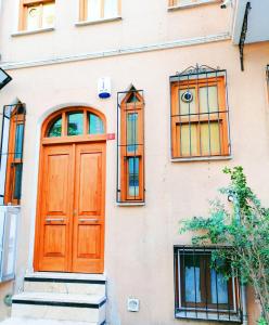 イスタンブールにあるイスタンブール　シドニー　ホテルの木製のドアと窓のある建物