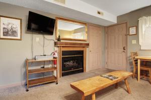 ein Wohnzimmer mit einem Kamin und einem Spiegel in der Unterkunft The Laurel Inn in Gatlinburg