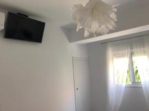 uma sala de estar com uma televisão de ecrã plano no tecto em Bubu Beach 1-B em Los Cristianos