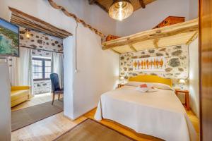 เตียงในห้องที่ Albergo Diffuso Mannois