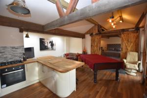 Dapur atau dapur kecil di Oak tree stables cottage