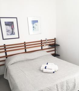 Crossroad Suite في فافينانا: غرفة نوم عليها سرير وفوط
