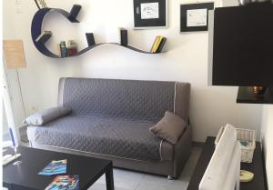 sala de estar con sofá y mesa en Crossroad Suite, en Favignana