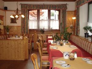 Restauracja lub miejsce do jedzenia w obiekcie Hotel Almtalerhof