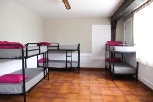 Zimmer mit 3 Etagenbetten in einem Zimmer in der Unterkunft Albergue de Peregrinos Gerekiz in Morga