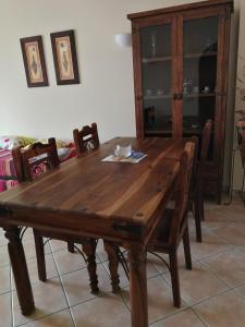 una mesa de madera y sillas en la sala de estar. en Jardim Paraiso Apartments en Albufeira