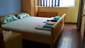 een slaapkamer met een bed met blauwe kussens erop bij encanto in Plovdiv