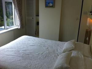 Cama ou camas em um quarto em Sea Breeze Bed and Breakfast