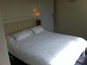 Cama ou camas em um quarto em Sea Breeze Bed and Breakfast