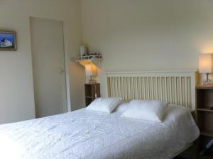 Cama ou camas em um quarto em Sea Breeze Bed and Breakfast