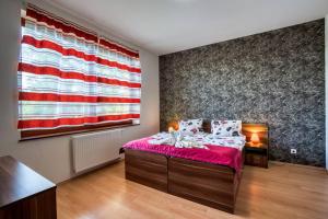 Habitación con cama con bandera en la pared en Hotel Avalanche, en Štôla