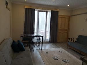 a living room with a couch and a table at Gumul pansiyon in Uzungöl