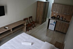Kuchyň nebo kuchyňský kout v ubytování Apartments On Vaja Pshavela