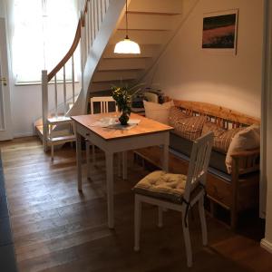ein Wohnzimmer mit einem Tisch und einem Sofa in der Unterkunft Ferienwohnung Kamp `Himmelsblick` mit Schlafgalerie in Potsdam