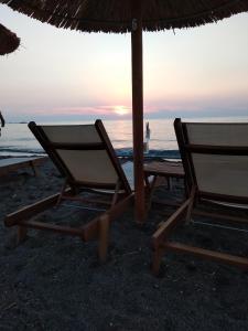 アナクソスにあるSummer Dreamのビーチのパラソルの下に座る椅子2脚
