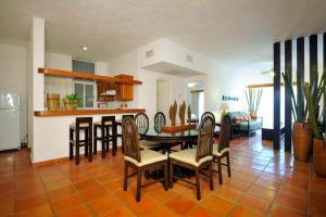 een keuken en eetkamer met een tafel en stoelen bij Las Palmas Condominio in Playa del Carmen