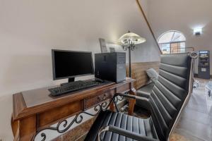 TV a/nebo společenská místnost v ubytování Quality Inn & Suites