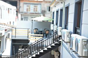 Balkón nebo terasa v ubytování Apartments On Vaja Pshavela