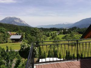 a balcony with a view of a mountain at Haus Elvira in Sankt Stefan an der Gail