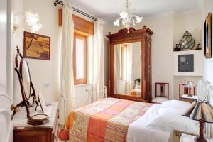 A bed or beds in a room at Villa Li Galli