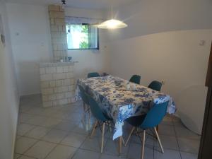 een eetkamer met een tafel en blauwe stoelen bij Amalia Belvedere in Rijeka