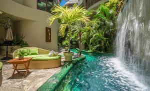 Bazén v ubytování Maya Villa Condo Hotel and Beachclub nebo v jeho okolí