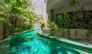 Bazén v ubytování Maya Villa Condo Hotel and Beachclub nebo v jeho okolí