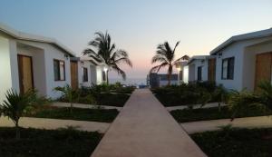 une passerelle menant à une rangée de maisons dans l'établissement Playa Esperanza Resort, à Celestino Gasca