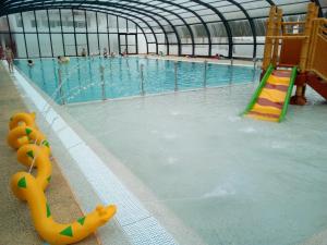 una gran piscina con piscina en Camping Harrobia en Bidart