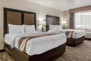 Postel nebo postele na pokoji v ubytování Quality Inn & Suites