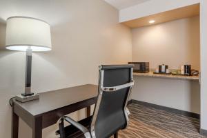 Příslušenství pro přípravu čaje a kávy v ubytování Quality Inn & Suites