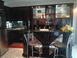 un bar en una cocina con dos taburetes en Apartment Volos, en Volos
