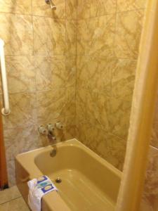 a bathroom with a bath tub in a bathroom at DeQueen Courtyard Inn in De Queen