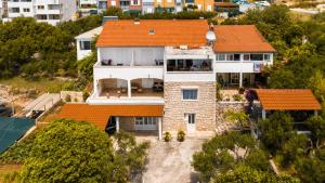 une vue aérienne sur une maison avec un toit orange dans l'établissement Guest House Stefica, à Hvar