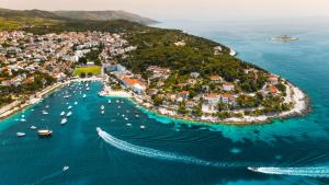 una vista aérea de una pequeña isla en el océano en Guest House Stefica, en Hvar