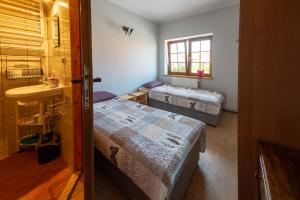 mały pokój z 2 łóżkami i umywalką w obiekcie BaltiQ Łeba w Łebie