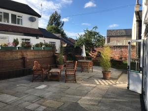 un patio con sillas y mesas en un patio trasero en The Dalbury and Palmer Hotel with FREE PARKING en Sheffield