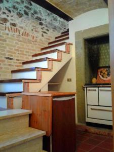 una escalera en una cocina con encimera y fogones en Casa Lombardi, en Ovindoli