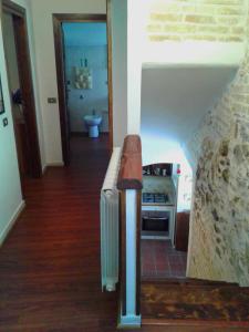 una cocina con una escalera que conduce a un baño en Casa Lombardi en Ovindoli