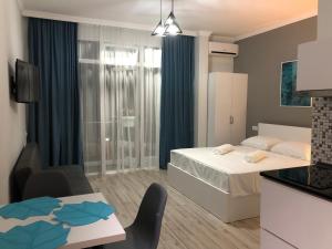 Postel nebo postele na pokoji v ubytování Natia Apartments 500