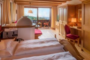 Łóżko lub łóżka w pokoju w obiekcie Hotel Lärchenhof Natur