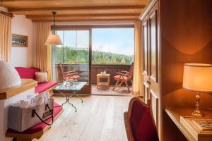 Pokój z dużym oknem z widokiem na balkon w obiekcie Hotel Lärchenhof Natur w mieście Seefeld in Tirol