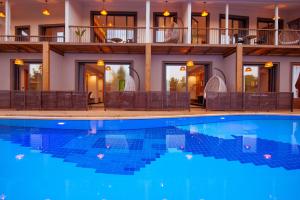 Bazén v ubytování Arwen Hotel nebo v jeho okolí