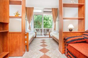 sala de estar con literas y ventana en Apartments Villa Popovic, en Kotor
