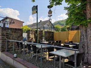 einen Tisch und Stühle vor einem Gebäude in der Unterkunft Zur Sonne in Alsbach-Hähnlein