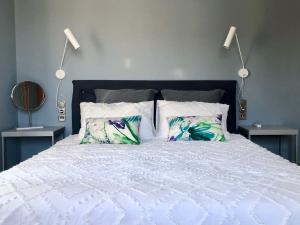 A bed or beds in a room at Villa Dolphin Akrata
