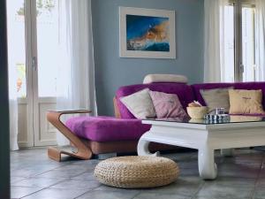 A seating area at Villa Dolphin Akrata
