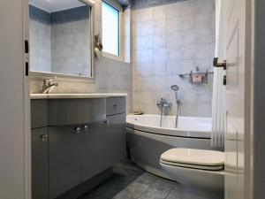 A bathroom at Villa Dolphin Akrata