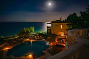 The swimming pool at or close to Villa Dolphin Akrata