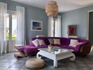 A seating area at Villa Dolphin Akrata